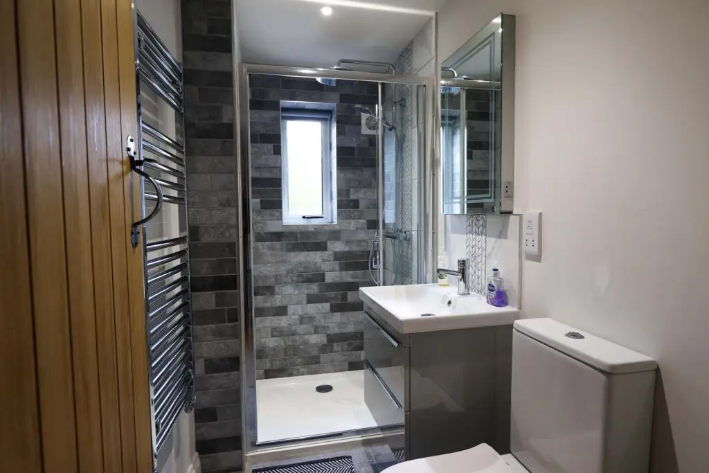 The en-suite (bedroom 2)