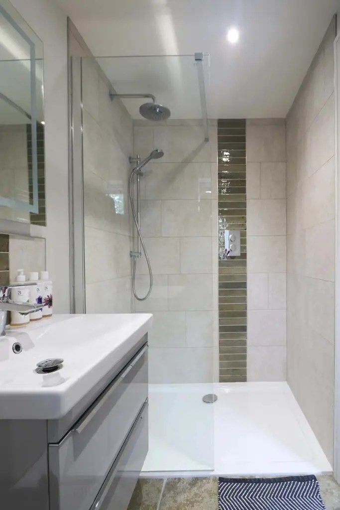 The en-suite (bedroom 1)